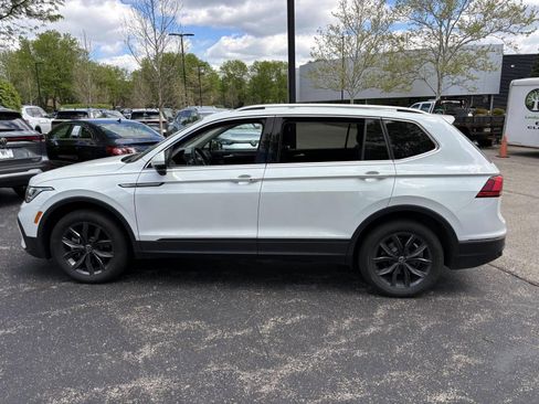 Used 2023 Volkswagen Tiguan SE w/ Panoramic Sunroof Package FWD image 8