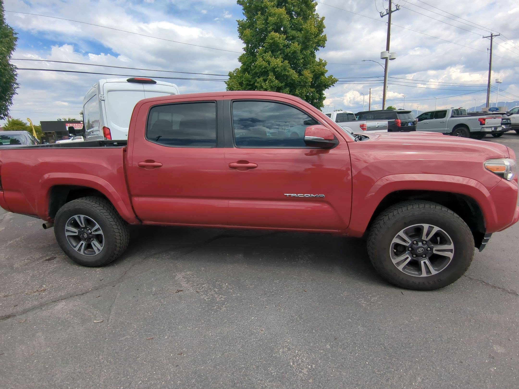 Used 2017 Toyota Tacoma TRD Sport w/ Tow Package (A/T) AWD/4WD image 2