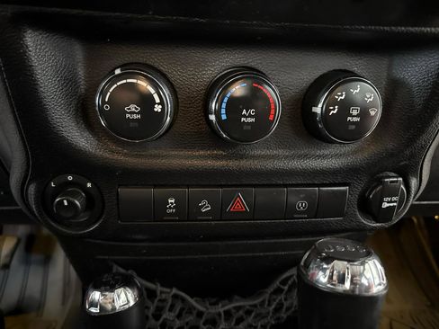 Used 2014 Jeep Wrangler Unlimited Rubicon w/ Connectivity Group AWD/4WD image 13