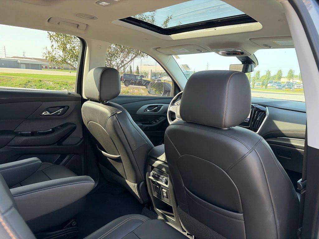 Used 2021 Chevrolet Traverse LT w/ LT Premium Package AWD/4WD image 35