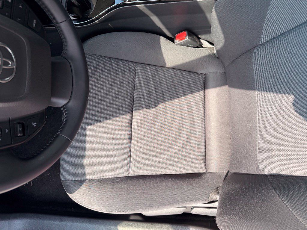 Used 2026 Toyota Prius LE FWD image 23