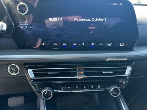 Used 2025 Chevrolet Traverse LT image 30