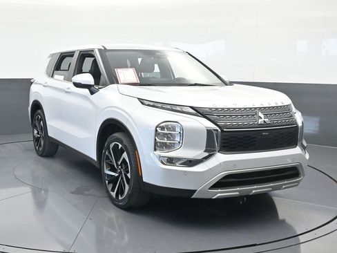 Used 2023 Mitsubishi Outlander SE image 9