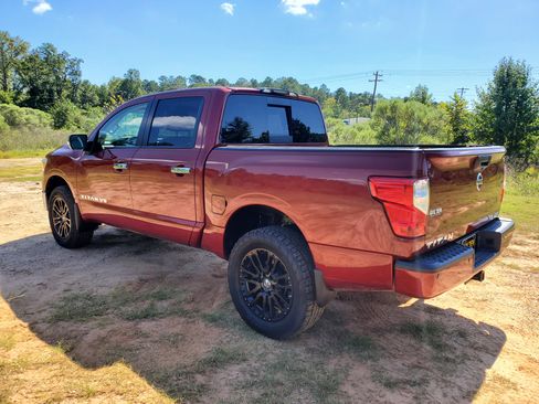 Used 2018 Nissan Titan SL image 7