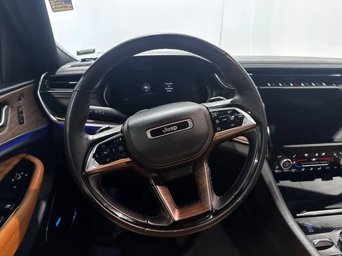 Used 2022 Jeep Grand Cherokee Summit w/ Luxury Tech Group V AWD/4WD image 5