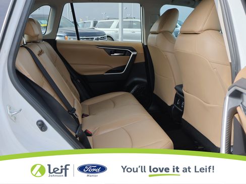 Used 2020 Toyota RAV4 XLE Premium image 31