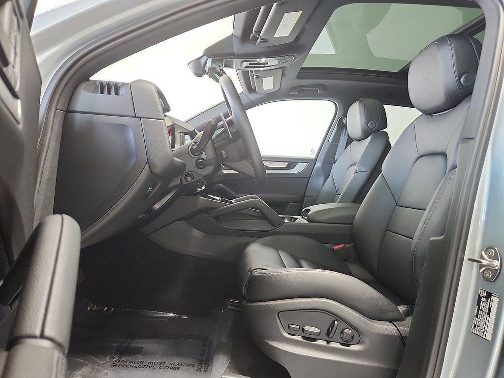 Certified 2025 Porsche Cayenne AWD/4WD image 5