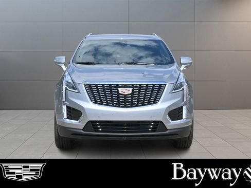 New 2025 Cadillac XT5 Luxury image 2