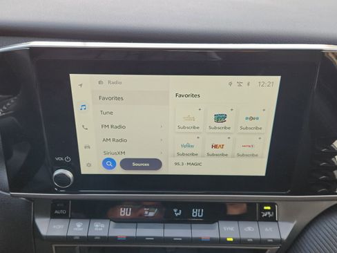 Used 2025 Toyota Camry SE w/ Convenience Package image 20