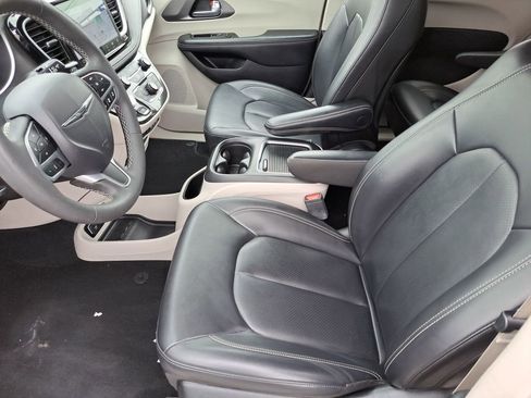 Used 2024 Chrysler Pacifica Select image 17