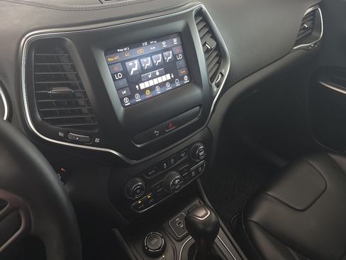 Used 2019 Jeep Cherokee Latitude Plus w/ Comfort/Convenience Group AWD/4WD image 12