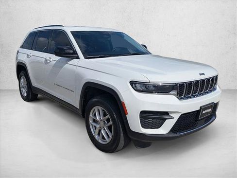Used 2023 Jeep Grand Cherokee Laredo X RWD image 3