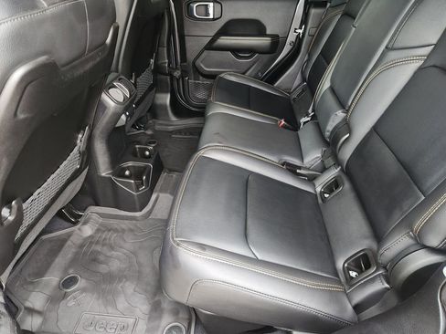 Used 2025 Jeep Gladiator Sport image 32