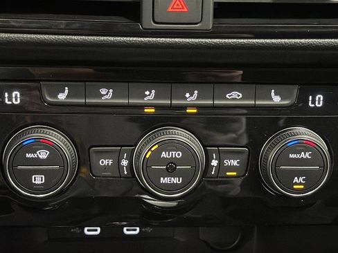 Used 2024 Volkswagen Taos SE AWD/4WD image 17