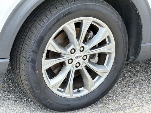 Certified 2022 Ford Explorer XLT w/ Equipment Group 202A RWD image 9