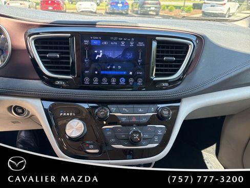 Used 2017 Chrysler Pacifica Limited w/ UConnect Theater Package FWD image 15