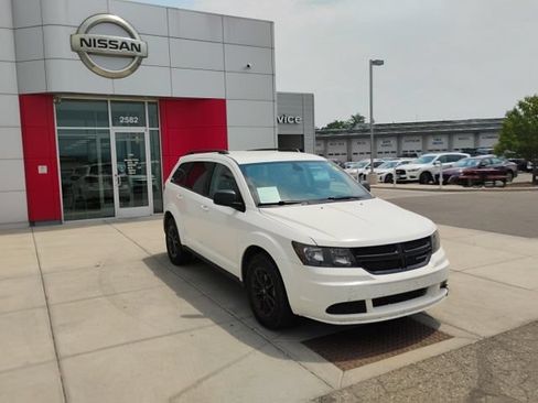 Used 2020 Dodge Journey SE w/ Blacktop Package FWD image 3
