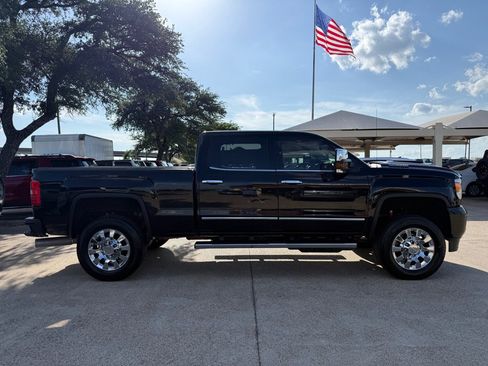 Used 2017 GMC Sierra 2500 Denali w/ Duramax Plus Package AWD/4WD image 8
