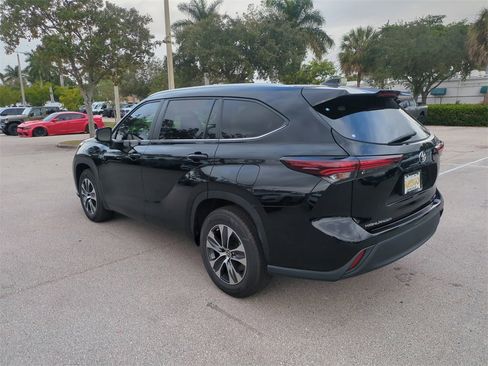 Used 2024 Toyota Highlander LE image 8