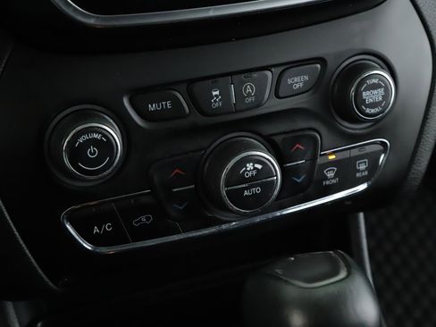 Used 2019 Jeep Cherokee Latitude Plus w/ Comfort/Convenience Group image 15