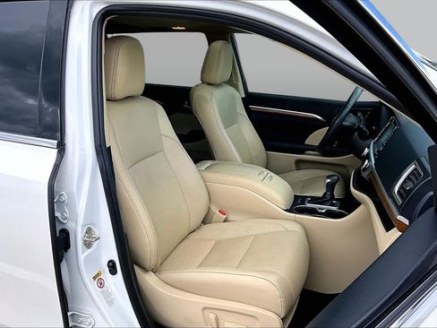 Used 2019 Toyota Highlander Limited FWD image 9