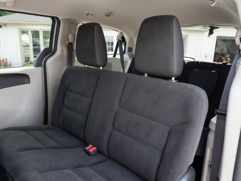 Used 2018 Dodge Grand Caravan SE w/ UConnect Hands-Free Group FWD image 17