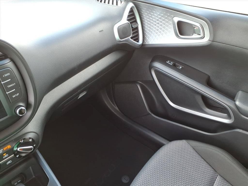 Used 2025 Kia Soul LX w/ LX Technology Package FWD image 33