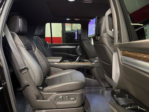 Used 2025 Cadillac Escalade ESV Sport Platinum image 21