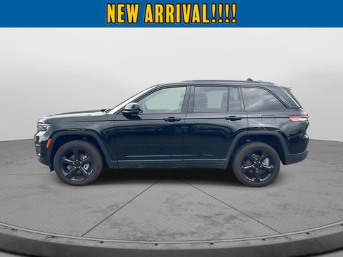 Used 2023 Jeep Grand Cherokee Altitude AWD/4WD image 2