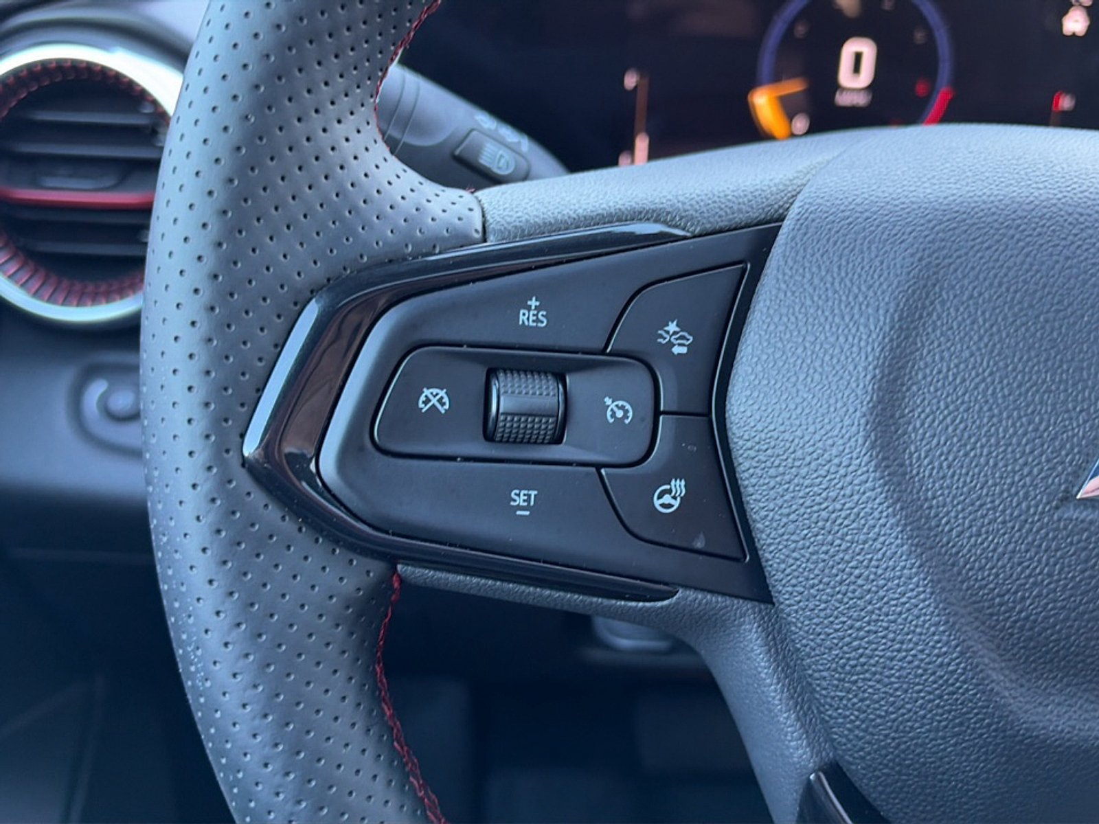 Used 2025 Chevrolet Trax RS w/ Sunroof Package FWD image 30