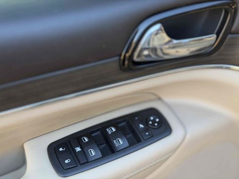Used 2019 Jeep Grand Cherokee Overland RWD image 18