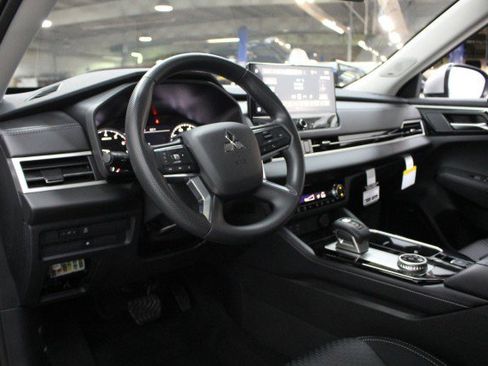 New 2026 Mitsubishi Outlander ES image 5