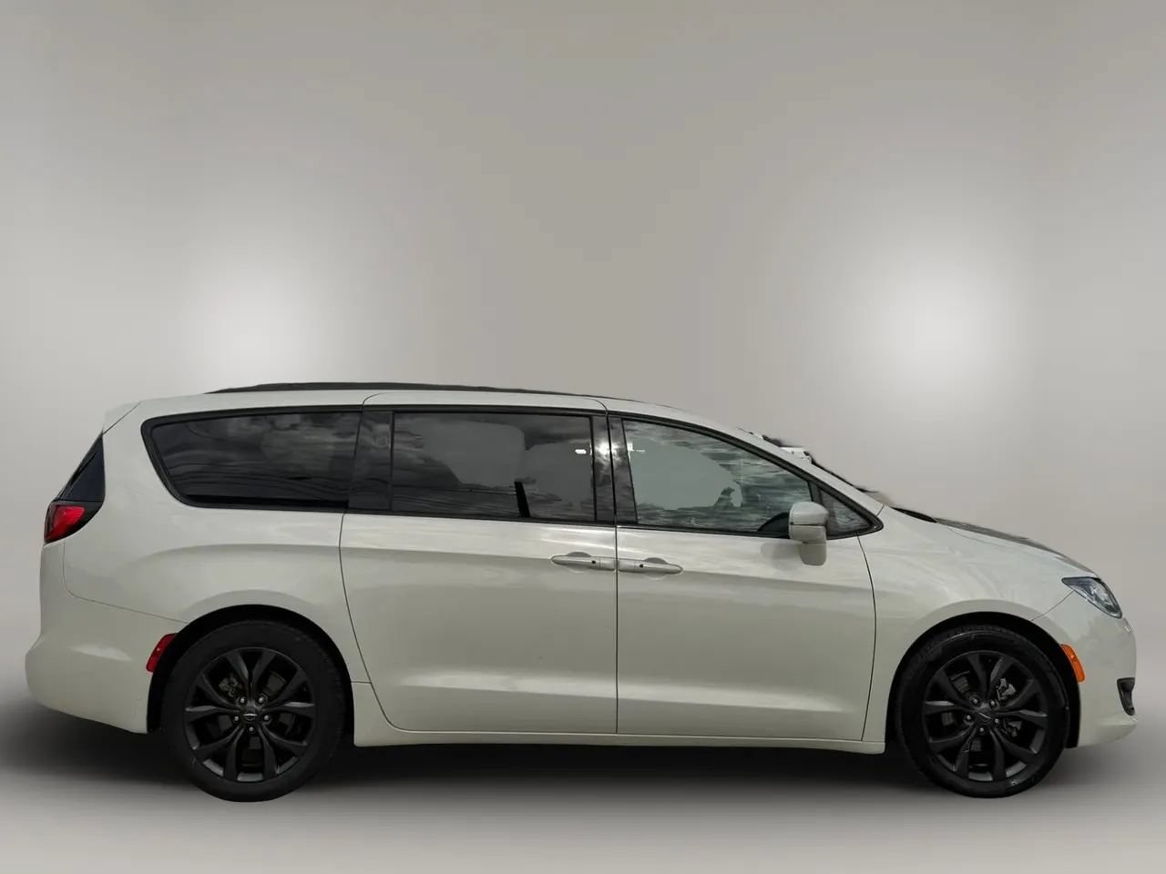 Used 2020 Chrysler Pacifica Limited w/ S Appearance Package FWD image 9