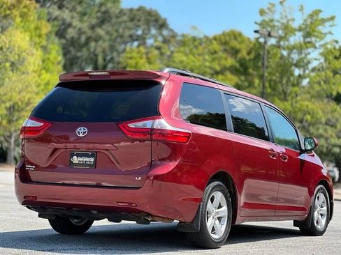Used 2016 Toyota Sienna LE w/ Outdoor Package FWD image 5