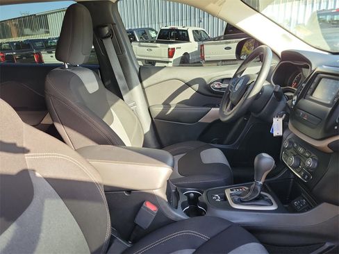 Used 2018 Jeep Cherokee Latitude w/ Mobile Office Group image 34