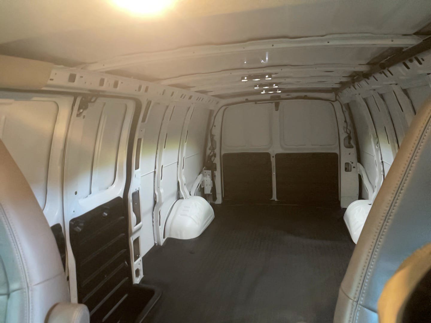 Used 2025 GMC Savana 3500 Extended RWD image 16