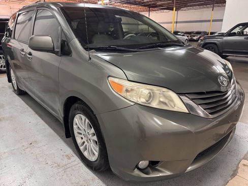 Used 2013 Toyota Sienna XLE image 7