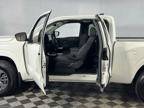 Used 2025 Nissan Frontier SV image 12