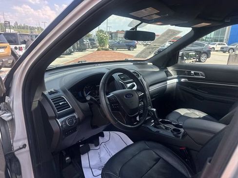 Used 2019 Ford Explorer Limited w/ Class III Trailer Tow Package FWD image 14