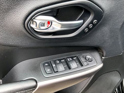 Used 2019 Jeep Cherokee Limited image 32