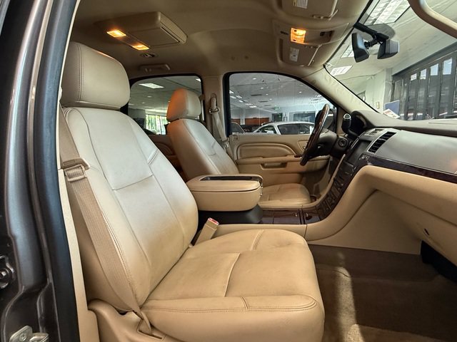 Used 2013 Cadillac Escalade Premium RWD image 14