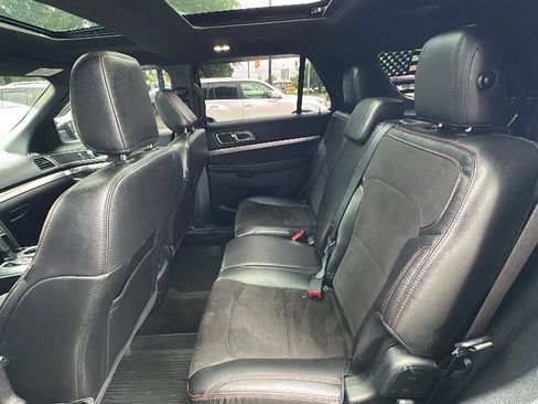 Used 2018 Ford Explorer XLT w/ Equipment Group 202A AWD/4WD image 18