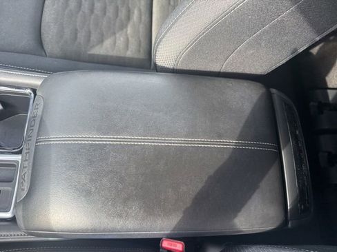 Used 2025 Nissan Pathfinder SV FWD image 25
