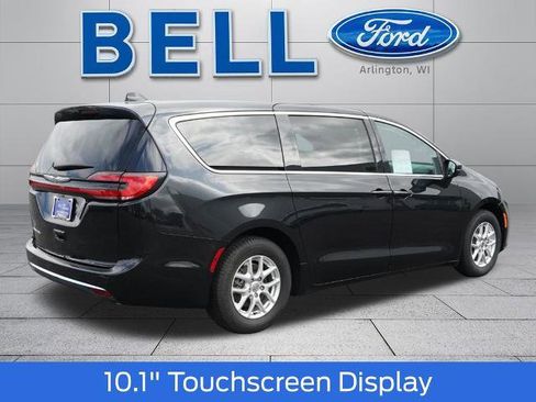 Used 2023 Chrysler Pacifica Touring-L FWD image 3