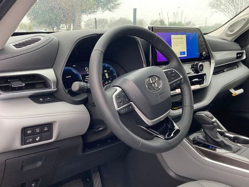 New 2026 Toyota Highlander Platinum image 8