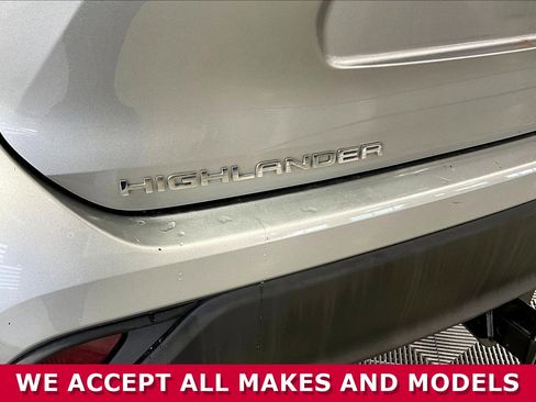 Used 2021 Toyota Highlander XLE AWD/4WD image 23
