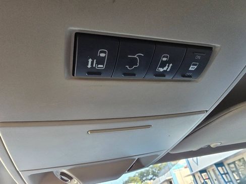 Used 2016 Chrysler Town & Country Touring FWD image 19