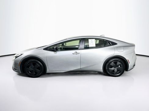 Used 2025 Toyota Prius LE FWD image 4