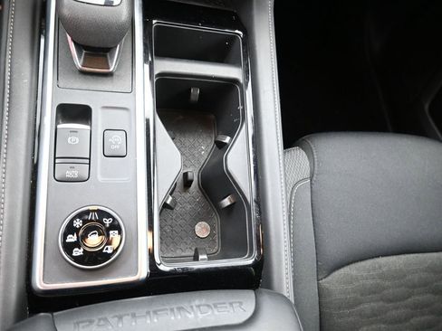 Used 2025 Nissan Pathfinder SV image 15