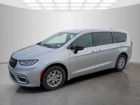 Used 2024 Chrysler Pacifica Touring-L image 3